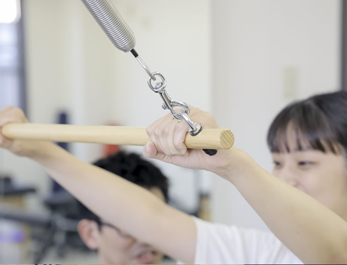 マシンピラティスで鍛える女性